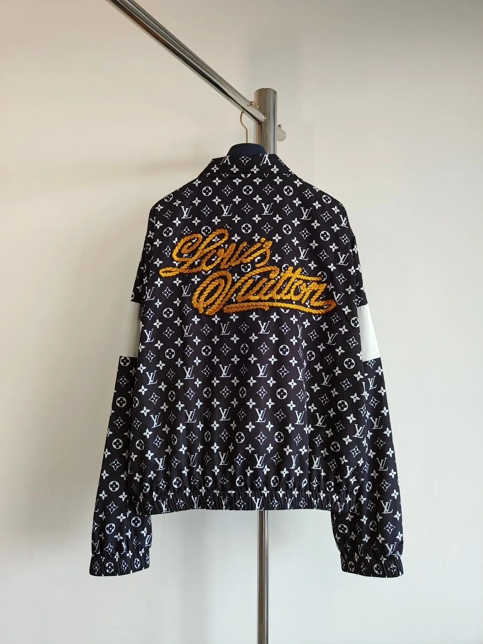 🅿️790 1v This sweatshirt appears on the 2024 autumn and winter show in dark tones. The full-width Monogram print renews the dynamic silhouette, the contrasting yoke enriches the visual hierarchy, and the Louis Vuitton embroidered logo on the back presents a rope texture, which expresses the western theme of the season. Pair it with matching sweatpants for an edgy look.
